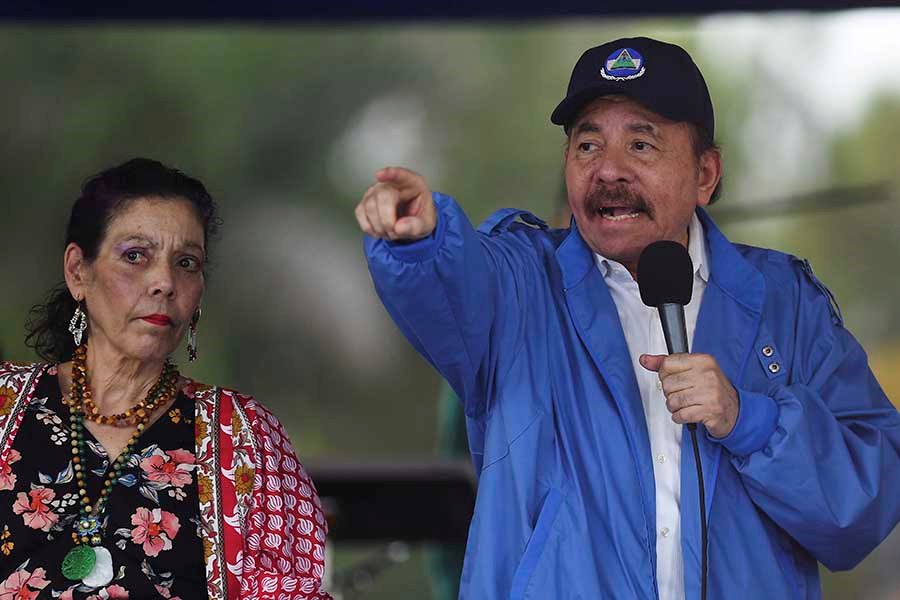 Daniel Ortega y su esposa Rosario Murillo