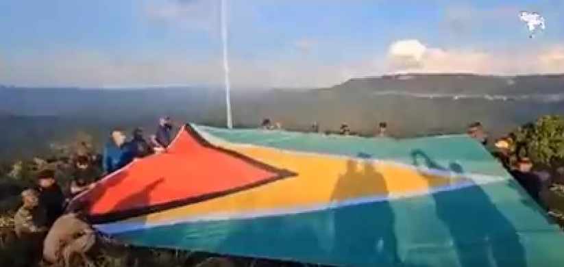 Irfaan Ali iza Bandera de Guyana en el Esequibo