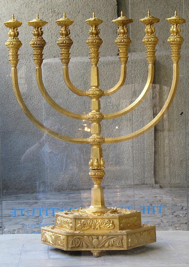 Menorah del Templo en Jerusalen. Reconstruccion Instituto del Templo, Israel. Imagen de Dominio Publico.