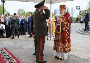 Kirill I blessing Russian troops