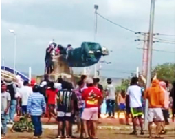 Derriban estatua de Chávez 7/29/2024