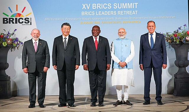 From left: President of Brazil Lula da Silva, President of China Xi Jinping, President of South Africa Cyril Ramaphosa, Prime Minister of India Narendra Modi and Foreign Minister of Russia Sergey Lavrov, in a family photograph during the BRICS Leaders Retreat Meeting, at Johannesburg, in South Africa on August 22, 2023. File license: GODL, Office of the Prime Minister of India.