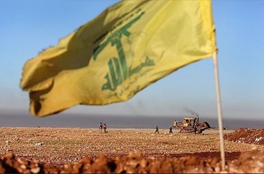 Bandera de Hezbollah en las afueras de Alepo, Siria, Foto Ali Khara Fars Media Corporation License CC BY 4.0