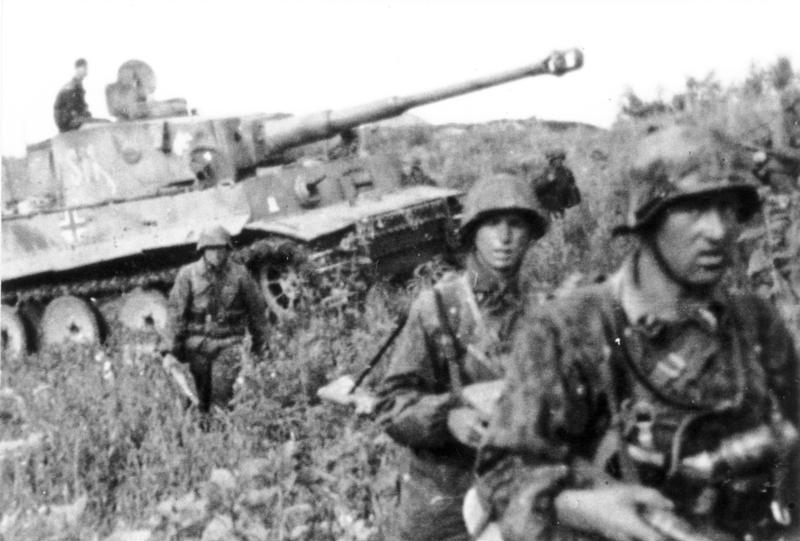 Batalla de Kursk_ Granaderos Panzer junto a un Tiger I.