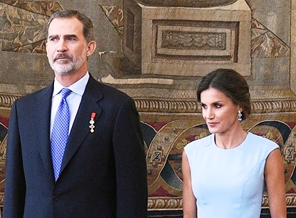 Foto: SS.MM. el Rey Felipe y la Reina Letizia de España.  Derivative work, original source: Ministry of the Presidency. Government of Spain