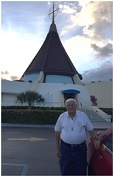 El Padre Alejandro durante una de sus visitas a la Ermita de la Caridad, en Miami