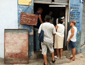 Image showing the extreme poverty of shopkeepers and buyers in Castro's Cuba (2018)