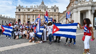 Manifestantes cubanos en el Vaticano 2021